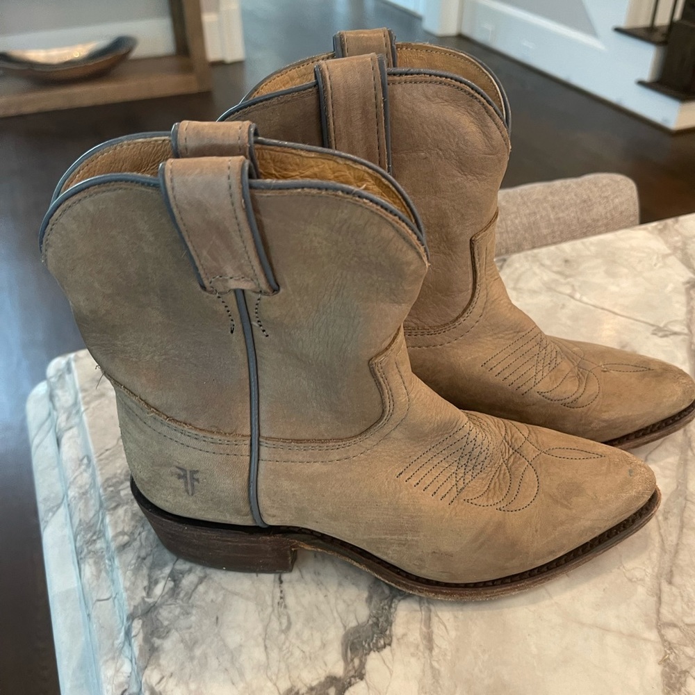 frye billy short boots. gray